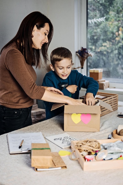 Liefdadigheidszorgbox donatiebox geschenkpakketideeën gelukkige familie moeder kind en hond die personeel in zetten