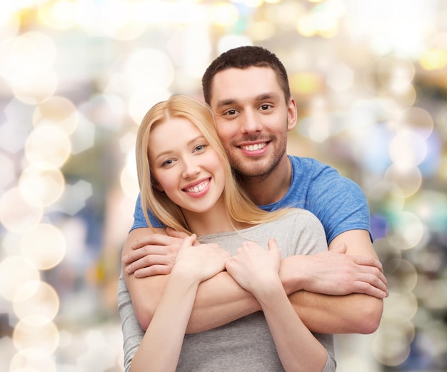 liefde en familie concept - glimlachend paar knuffelen