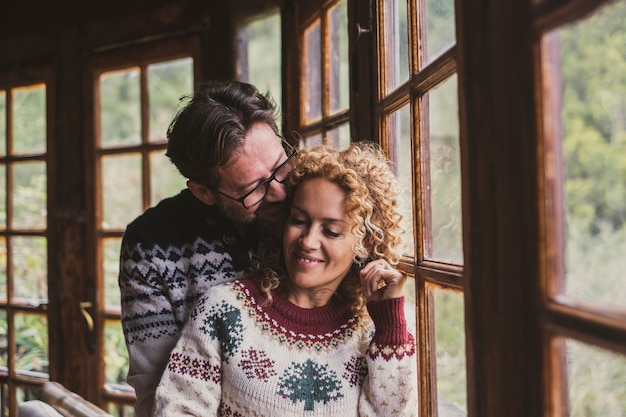 Liefde en kerstavond winterseizoen thuis mensen