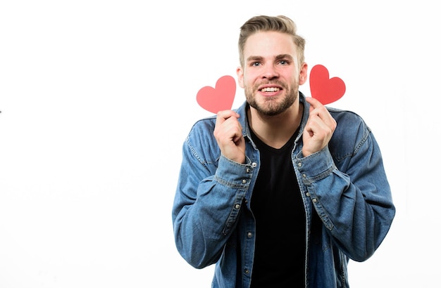 Liefde en romantisch concept. ideeën voor romantische viering valentijnsdag. romantisch symbool. guy goed verzorgd houden hart witte achtergrond. romantische macho. man met baard vieren valentijnsdag.