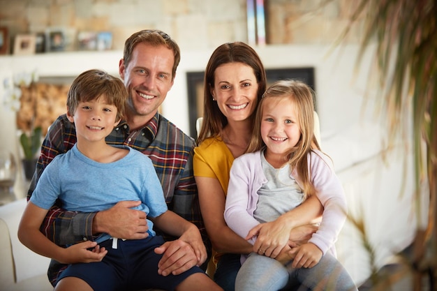 Liefde en zorg is wat een gezin voedt Portret van een gelukkig gezin dat samen thuis ontspant