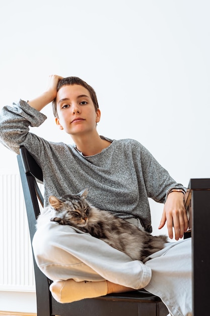 Liefde en zorg voor huisdieren, tiener- en kattenvrienden brengen samen tijd door