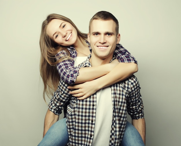 Liefde familie en mensen concept mooie paar jonge man met vriendin op zijn rug