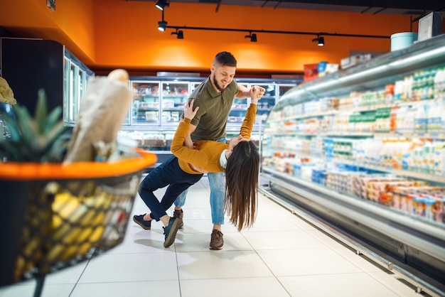 Liefde familie paar dansen in supermarkt grocery