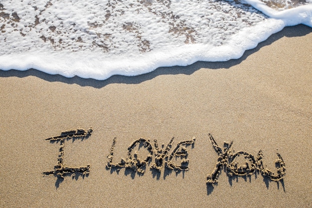 Foto liefde gebeeldhouwd in het zand