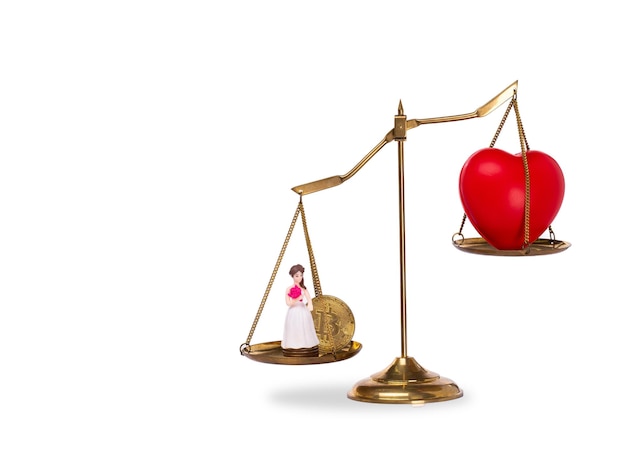 Liefde geld symbool concept rood hart vorm op balans schaal uitwisseling handel voor materialisme bruid bitcoin en koop verkoop minnaar liefde voor geld op balans schaal geïsoleerd op witte achtergrond