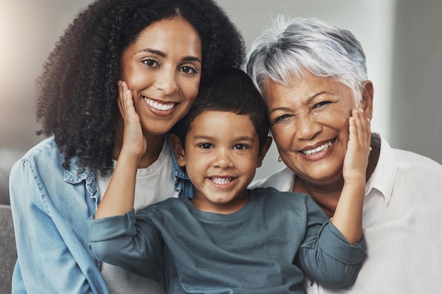 Liefde glimlach en gezicht portret van gelukkige familie ontspannen hechting en genieten van quality time samen in Brazilië Vakantieappartement geluk en jong jeugdkind moeder en grootmoeder in vakantiehuis