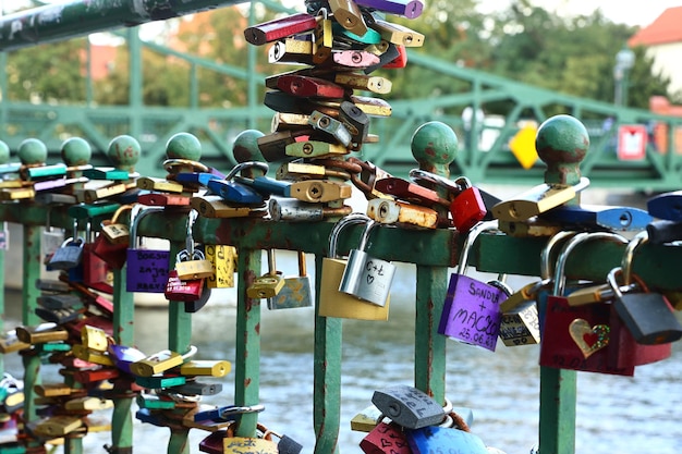 Foto liefde hangsloten op een hek in keulen