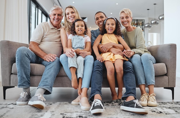 Liefde interraciaal en familie op de bank grootouders en kinderen ontspannen portret en gelukkig samen Grootmoeder grootvader en meisjes met moeder vader en hechting in woonkamer glimlach of weekend