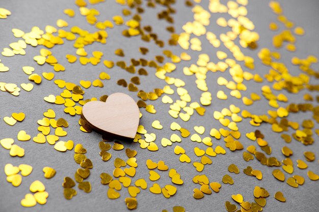 Liefde is een geel hart op een grijze tafel op Valentijnsdag.