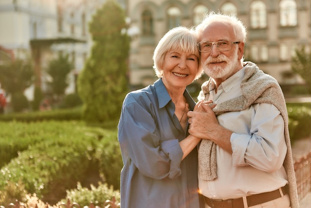 Liefde is een levensportret van een vrolijk, gelukkig senior koppel dat zich aan elkaar hecht en elkaars hand vasthoudt