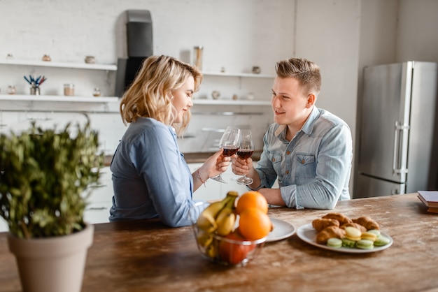 Liefde paar zittend aan tafel, romantisch diner.