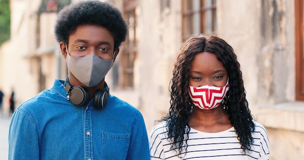 Liefde tijdens pandemisch beeld van het liefhebbende multiraciale paar dat beschermende maskers draagt en geweldige tijd besteedt...