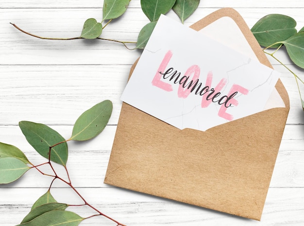 Liefde wenskaarten ontwerp met een envelop