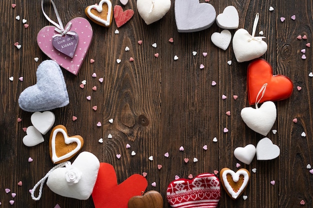 Liefdeconcept voor Moederdag of Valentijnsdag Veel harten op houten achtergrond Valentijnskaart met ruimte voor tekst Valentijnsdag briefkaart