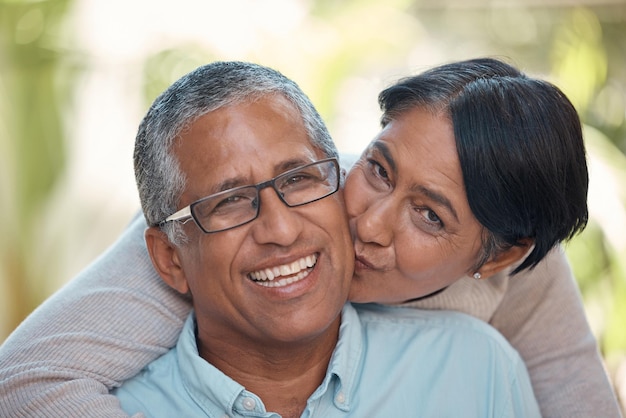 Liefdekus en gelukkig senior paar dat toewijding knuffel en genegenheid deelt terwijl ze samen zitten en glimlach tonen Portret van oudere Indiase man en vrouw die genieten van pensioen en vrije tijd om te binden