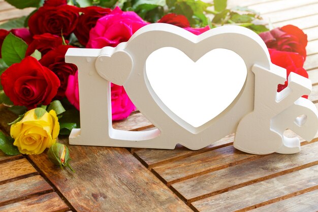Foto liefdesbord met kopie ruimte en verse bloemen