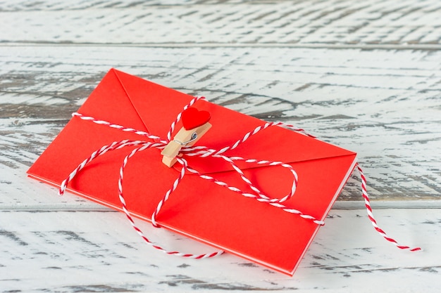 Foto liefdesbrief met papier hart op houten achtergrond. feestelijke wenskaart voor st valentijnsdag.