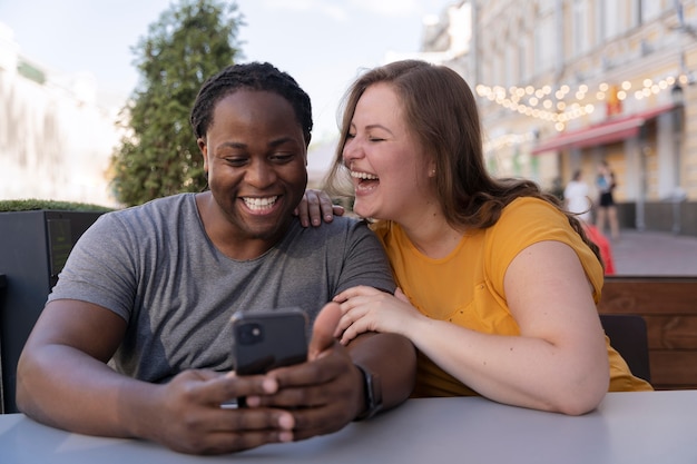 Foto liefdesconcept met gelukkig stel dat samen tijd doorbrengt