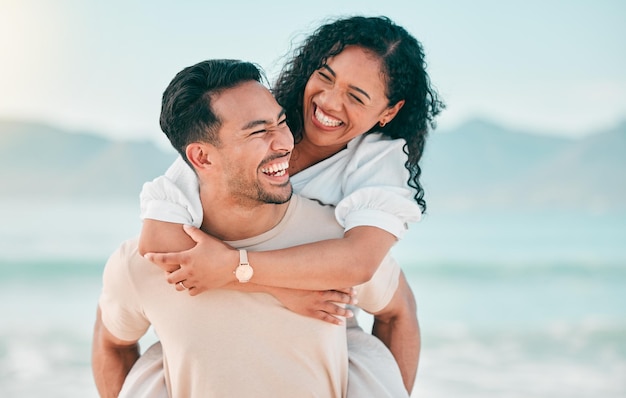 Liefdesglimlach en meeliften met een paar op het strand om samen te reizen, zomer en vakantie Vrede gelukkig en ontspannen met man en vrouw knuffelen op date voor vakantie aan zee en mockup-ruimte