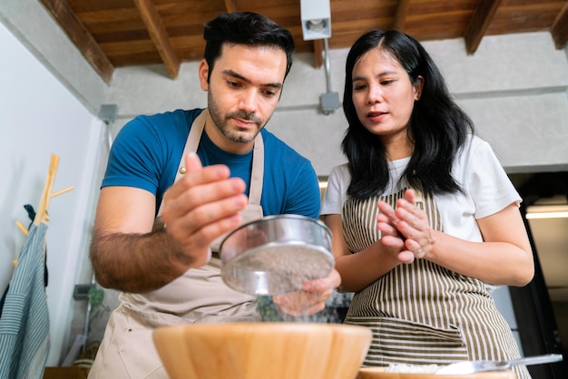 Liefdespaar bereidt deegmeel voor zelfgemaakte pizza en dessert zoete taartbakkerij voor valentijnsdag