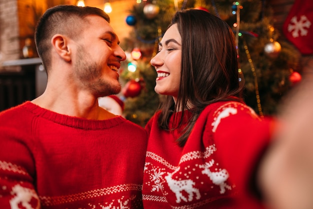 Liefdespaar maakt selfie, kerstviering