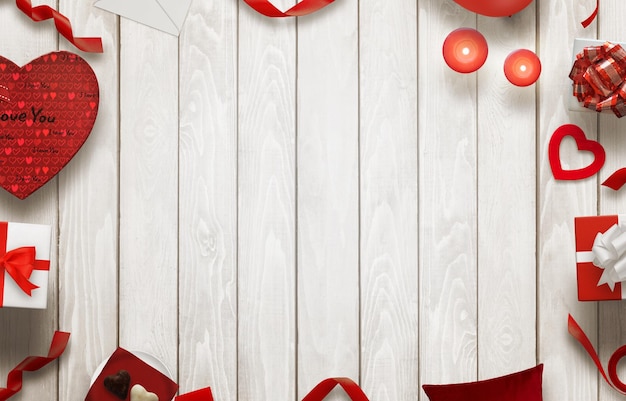 Liefdesscène met vrije ruimte voor tekst op houten tafel met decoraties voor geschenkenharten
