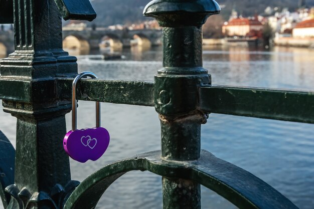 Liefdesslot op de brug in Praag, Tsjechische Republiek