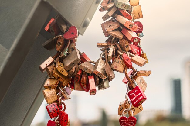 Foto liefdessloten en ingeschreven sloten door de liefhebbende mensen op een brug om de liefde van de geliefden te symboliseren