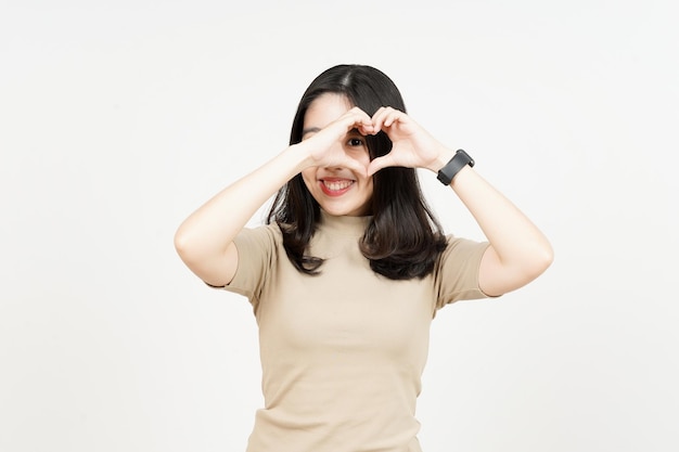 Liefdesteken van mooie Aziatische vrouw tonen die op witte achtergrond wordt geïsoleerd