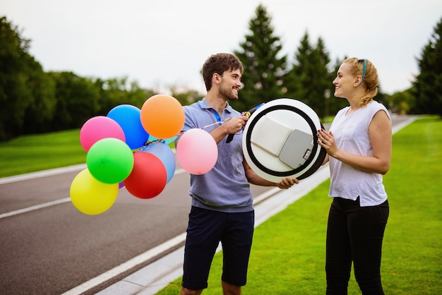 Foto liefdesverhaal. guy gifts the girl monowheel.