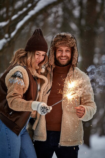 Liefdesverhaal van een paar in het sneeuwbos dat sterretjes kust en vasthoudt Paar in de natuur van de winter dat Valentijnsdag viert