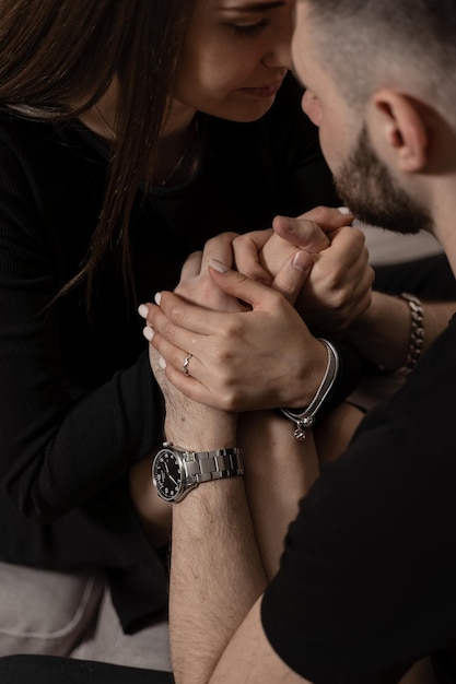 Liefdesverhaal van een stel dat tijd doorbrengt in een gezellige kamer thuis Relaties, gevoelens en tederheid in de familie van mannen en een meisje Verliefd stel knuffelen en kussen thuis op de bank