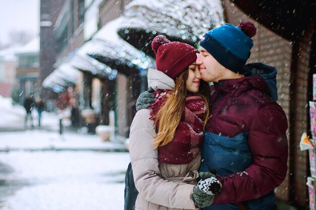 Liefdesverhaal van grappig paar in besneeuwde witte stad, park: jonge man, vrouw. Familie wintervakantie, datum