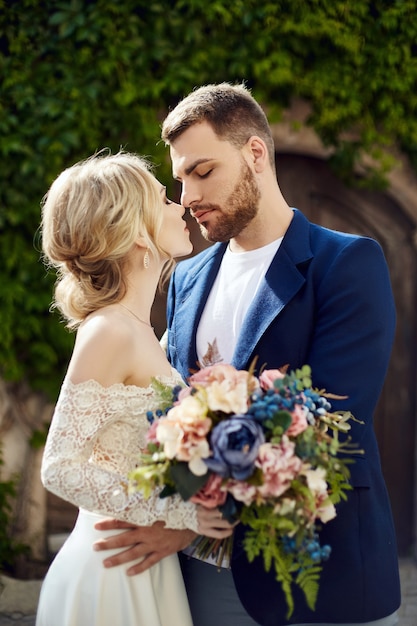 Liefdesverhaal vrouw en man. verliefde paar omhelst, mooi paar. man in jasje en meisje in lange luxe lichte jurk