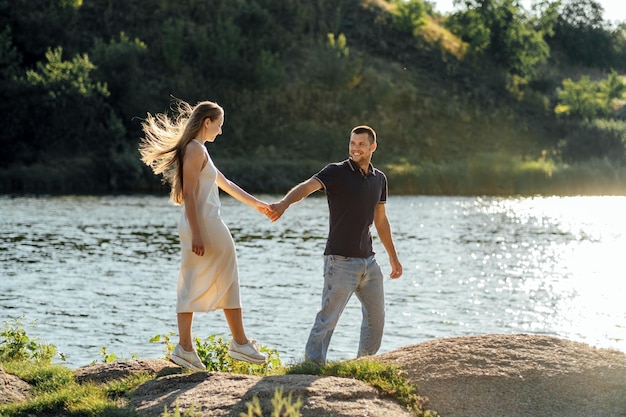 Liefdesverklaringen openhartig paar verliefd hand in hand op natuur achtergrond