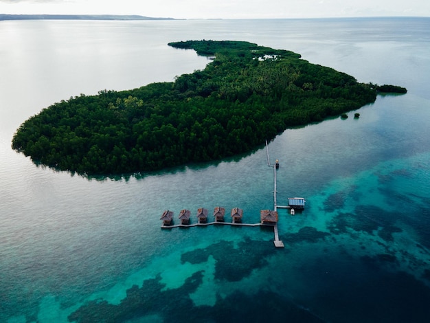 Foto liefdesvormig eiland, sawai maluku indonesië