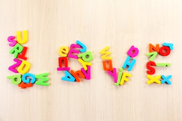 Liefdeswoord gevormd met kleurrijke letters op houten tafel
