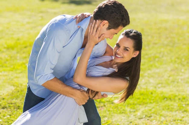 Liefdevol en gelukkig paar dansen in het park