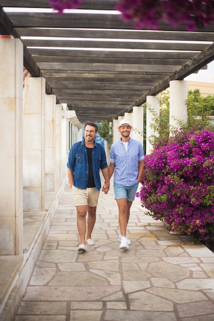 Liefdevol homopaar op romantische reis