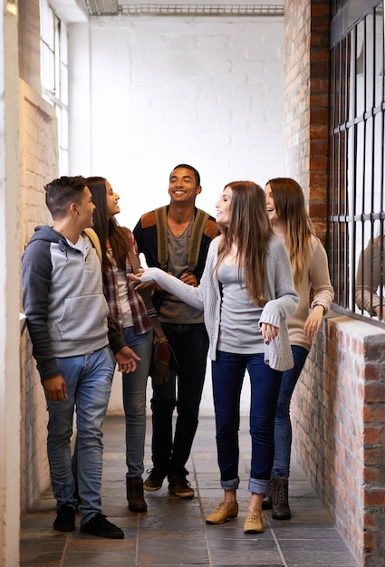 Liefdevol leven op de campus volledig shot van een groep universiteitsstudenten die socializen op de campus