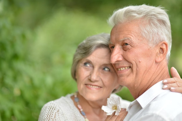 Liefdevol ouder stel samen op een wandeling in het park