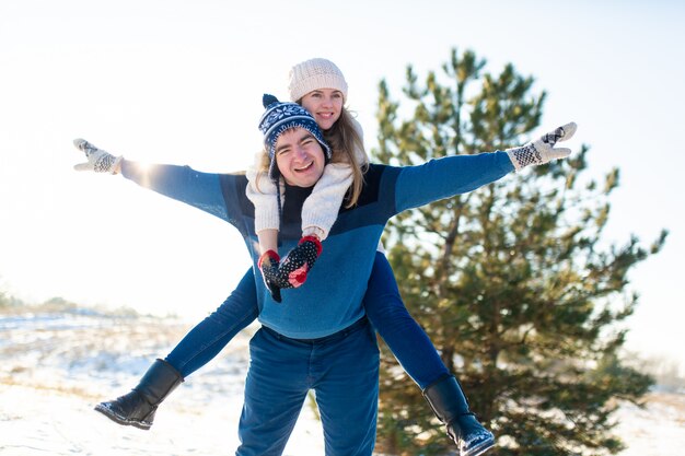 Liefdevol paar spelen in de winter in het bos