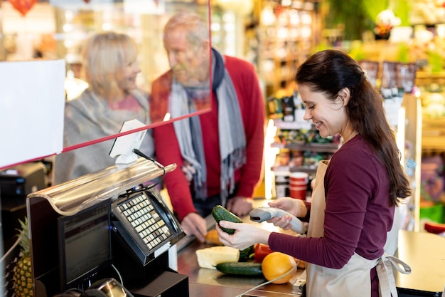 Liefdevol senior koppel dat samen in de supermarkt koopt