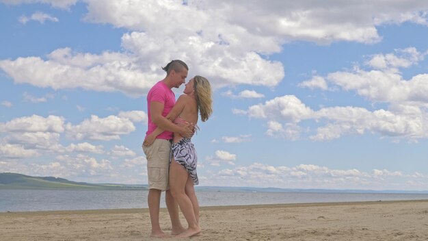 Liefdevol stel aan de kust dansend Dit is hun liefdesverhaal