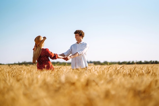 Liefdevol stel dat plezier heeft en geniet van ontspanning in een tarweveld