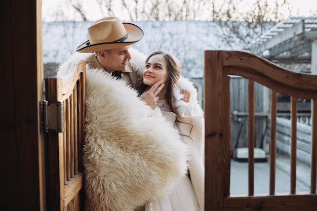 Liefdevol stel op een ranch in het westen in de winter