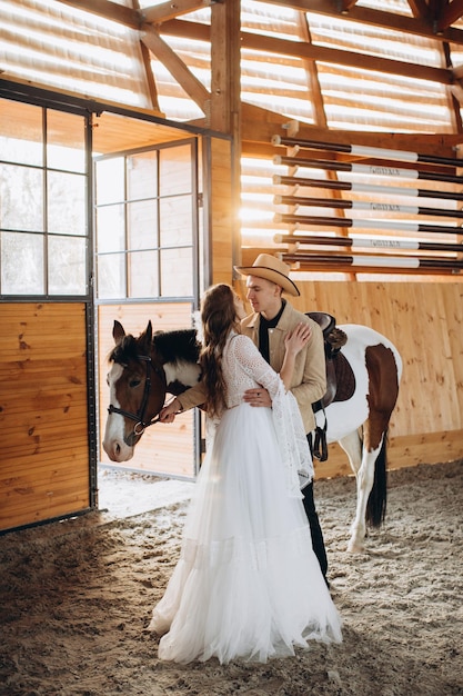 Liefdevol stel op een ranch in het westen in het winterseizoen