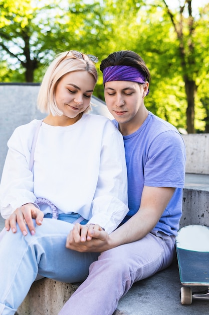 liefdevol tienerpaar in een skatepark