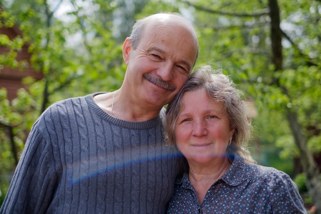 Liefdevol volwassen stel in achtertuin op zonnige dag